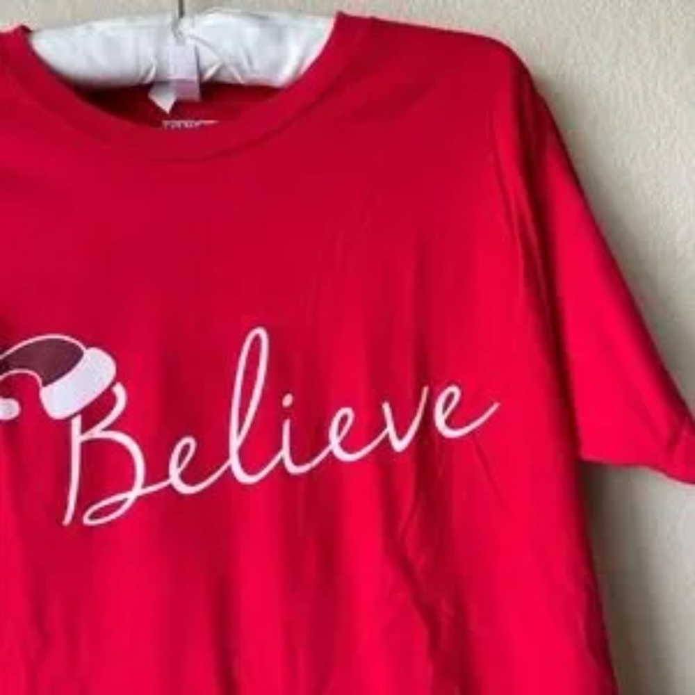 Believe T-shirt  Red  Santa Hat on the B Christmas Holiday  Winter Size Medium - Picture 4 of 13